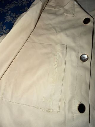 Camisa larga beige con botones dorados