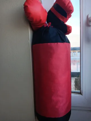 Saco de boxeo infantil con guantes