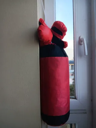 Saco de boxeo infantil con guantes