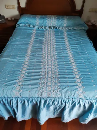 Colcha celeste bordado inglés blanco