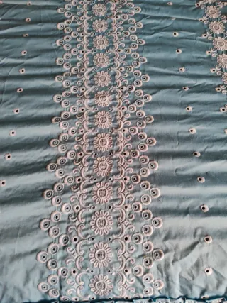 Colcha celeste bordado inglés blanco