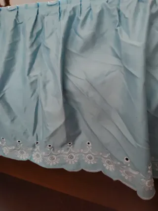 Colcha celeste bordado inglés blanco