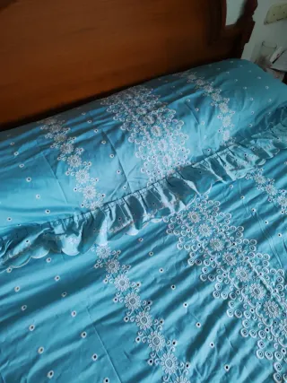 Colcha celeste bordado inglés blanco