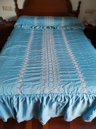 Colcha celeste bordado inglés blanco