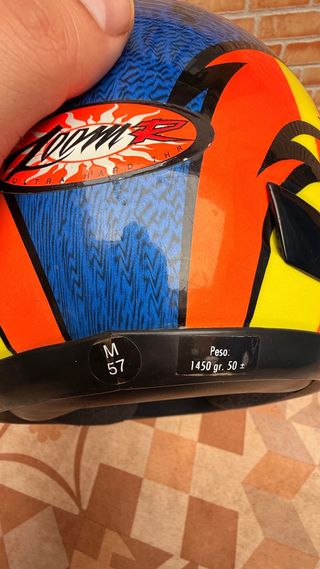 Casco de moto NZI con diseño de ojos