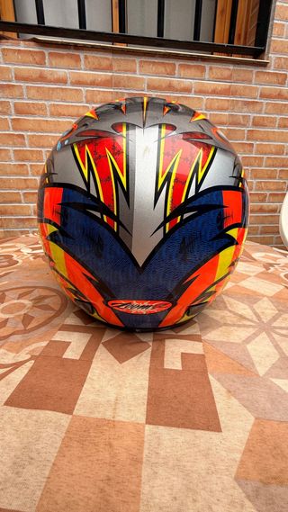 Casco de moto NZI con diseño de ojos