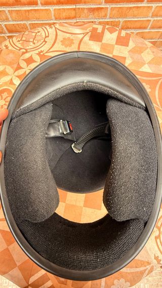 Casco de moto NZI con diseño de ojos