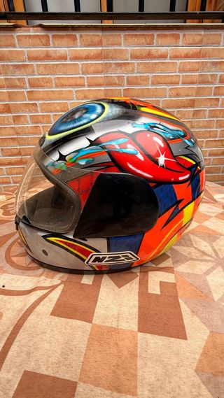Casco de moto NZI con diseño de ojos