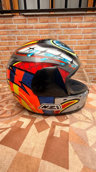 Casco de moto NZI con diseño de ojos