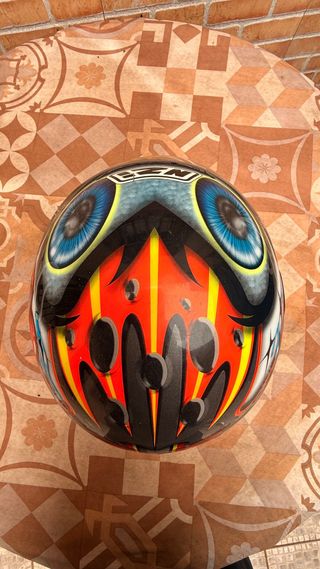 Casco de moto NZI con diseño de ojos