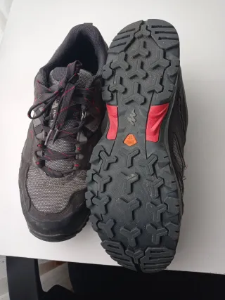 Zapatillas de senderismo grises y negras