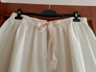 Gonne regionali color avorio con decorazioni