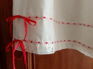 Gonne regionali color avorio con decorazioni