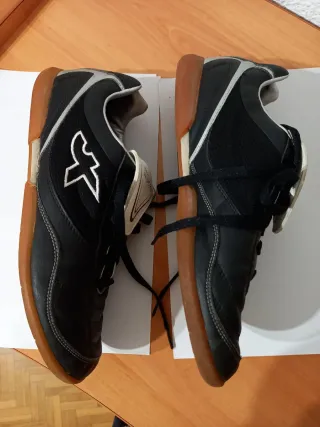 Zapatillas Joma Negras y Plateadas