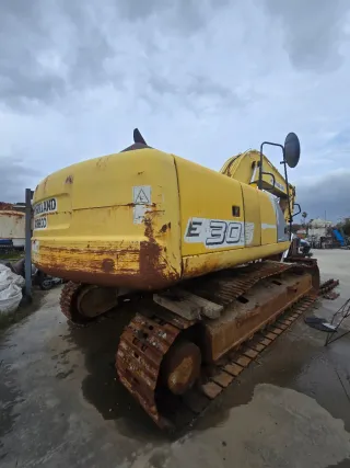 Excavadora de cadenas. New Hollan E305