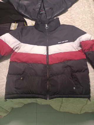 Plumas Mujer Invierno Negro Rojo Blanco