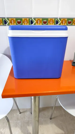 Nevera azul y blanca