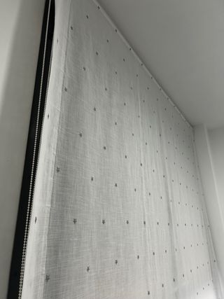 Estore blanco con estrellas grises 220cm