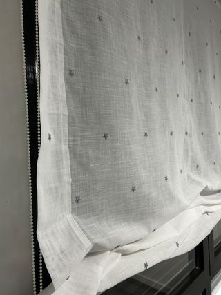 Estore blanco con estrellas grises 220cm
