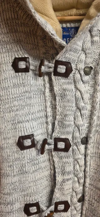 Chaqueta de punto con capucha y botones