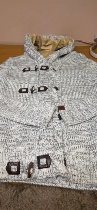 Chaqueta de punto con capucha y botones