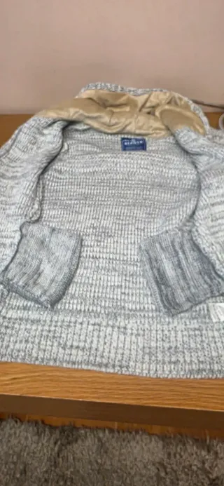 Chaqueta de punto con capucha y botones