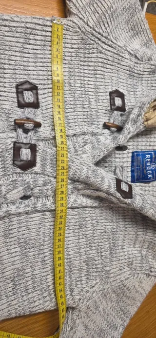 Chaqueta de punto con capucha y botones