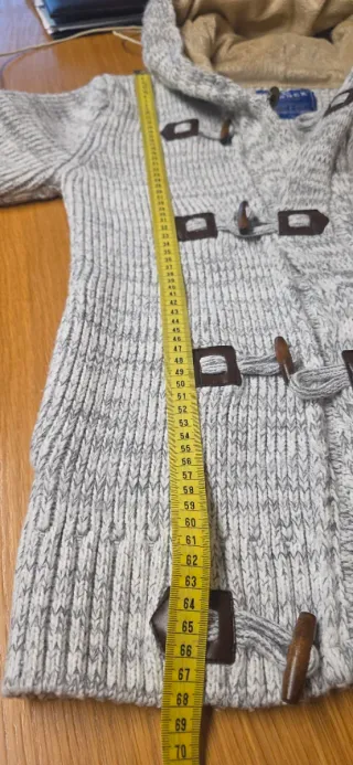 Chaqueta de punto con capucha y botones