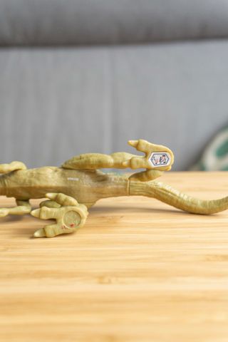 Dinosaurio de juguete velociraptor Echo