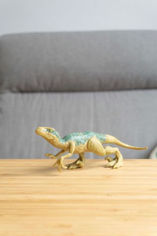 Dinosaurio de juguete velociraptor Echo