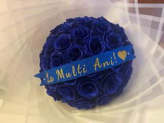 Ramo de flores eternas blanco con lazo rojo