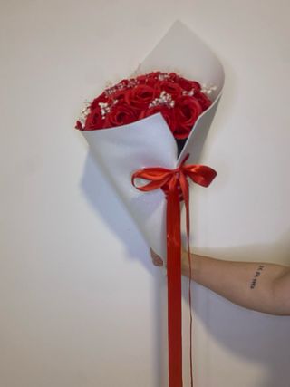 Ramo de flores eternas blanco con lazo rojo