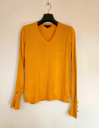 Jersey amarillo mostaza cuello pico Atmosphere M