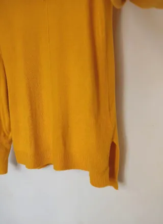 Jersey amarillo mostaza cuello pico Atmosphere M