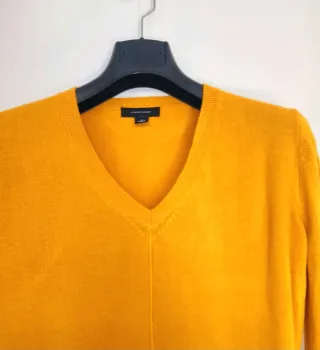 Jersey amarillo mostaza cuello pico Atmosphere M