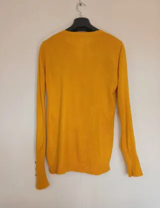 Jersey amarillo mostaza cuello pico Atmosphere M