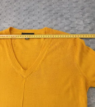 Jersey amarillo mostaza cuello pico Atmosphere M