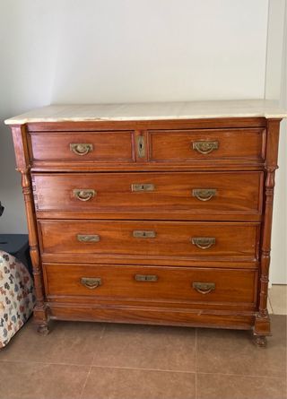 Cómoda antigua de madera con mármol