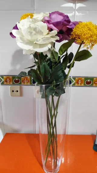 Jarrón de cristal con flores artificiales