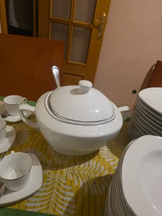 Vajilla de porcelana blanca. Venta mano.