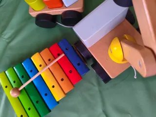 Juguetes de madera: grúa, camión y xilófono