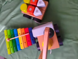 Juguetes de madera: grúa, camión y xilófono