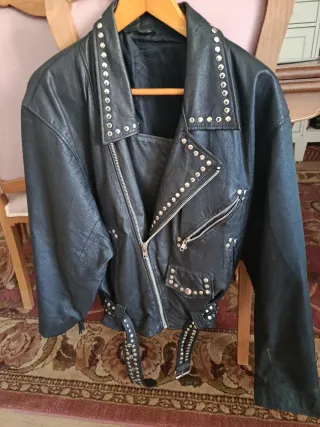 Cazadora de cuero con tachuelas