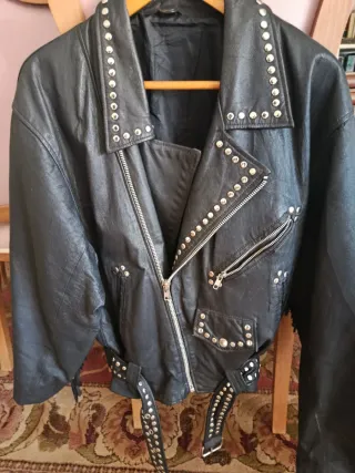 Cazadora de cuero con tachuelas