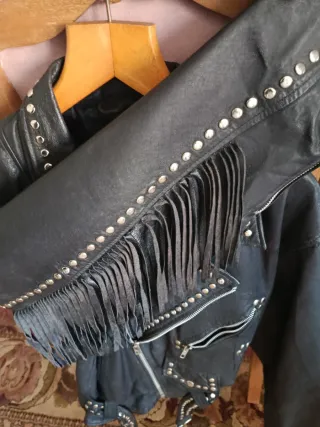 Cazadora de cuero con tachuelas