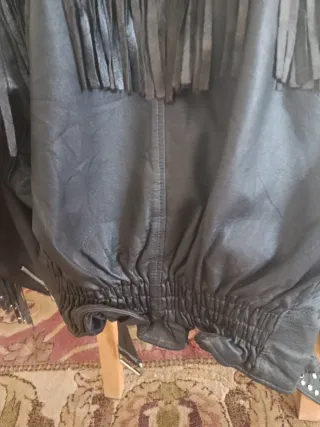 Cazadora de cuero con tachuelas