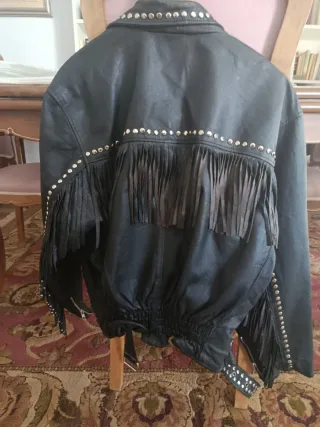 Cazadora de cuero con tachuelas