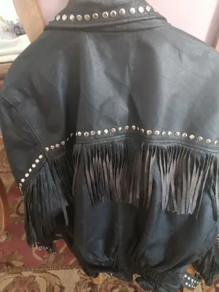 Cazadora de cuero con tachuelas
