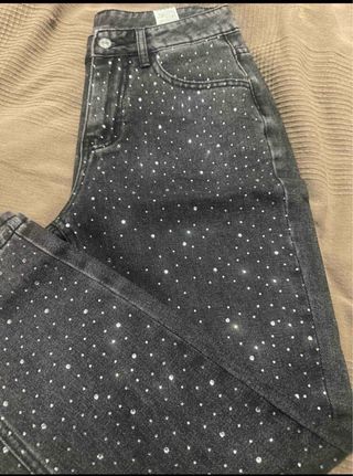 Pantalón vaquero con brillos