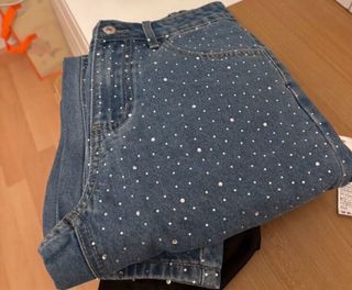 Pantalón vaquero con brillos